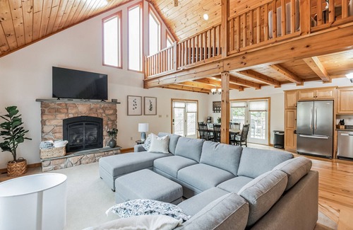 Port Royal Cabin | Private property + Hot tub + King bed + Game Room + Toy Room