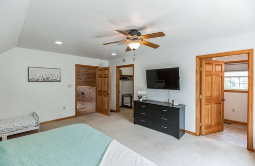 Port Royal Cabin | Private property + Hot tub + King bed + Game Room + Toy Room
