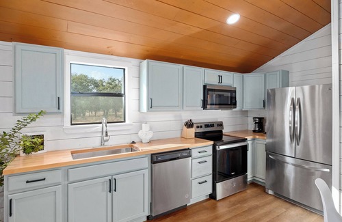 Fredericksburg Cabin | Private Ranch Cabin with Hot-Tub + Close to Townn