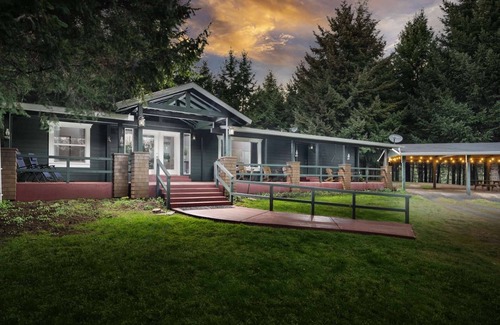 Yamhill House | Private Ranch on 80 Forested Acres, *Pet Friendly* Pool Table, Fire-pit, Starlink Internet 100+ Mbps