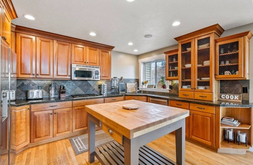 Eagle Mountain Villa | Private Ranch, Spa, Sauna, Theater, DOUBLE Pickleball Courts, Skiing Nearby!