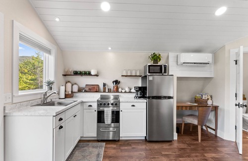Frank House | Private Romantic Loft with a VIEW! Heartbeat Area for Hiking & Waterfalls!