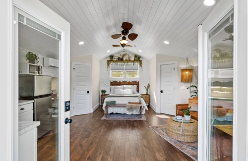Frank House | Private Romantic Loft with a VIEW! Heartbeat Area for Hiking & Waterfalls!