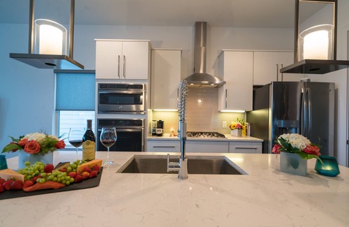 Edgehill House | Private Rooftop, Fire Pit, & Downtown Views - 3BR/4BA House