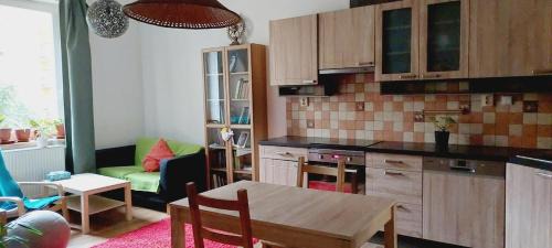 Bubenec Apartment | Private room 30 min nice walk to old center B