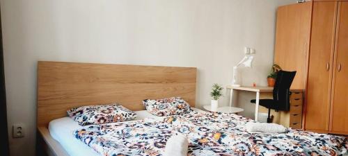 Bubenec Apartment | Private room 30 min nice walk to old center B