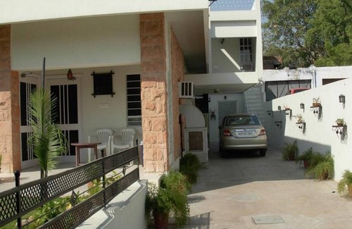 Adarsh Nagar House | Private room located in an affluent area