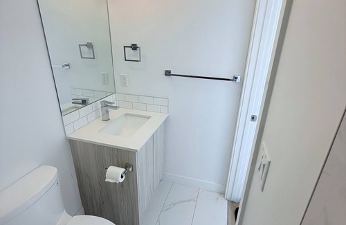 Calgary House | Private Room with Separate Entrance & Bath Near Calgary Airport with Parking"