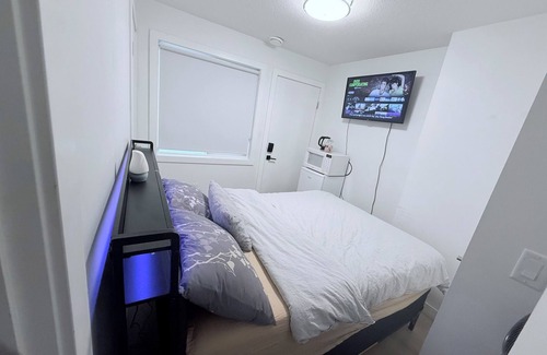 Calgary House | Private Room with Separate Entrance & Bath Near Calgary Airport with Parking"