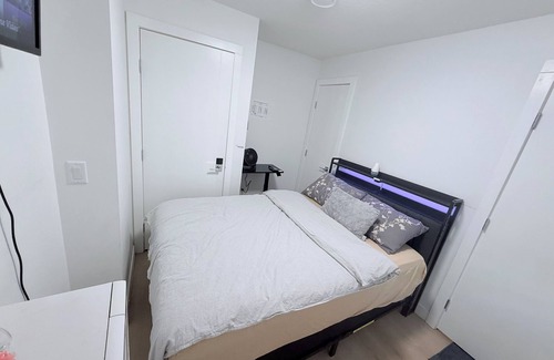 Calgary House | Private Room with Separate Entrance & Bath Near Calgary Airport with Parking"