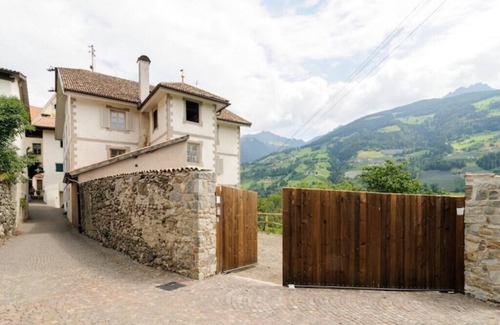 Rifiano Apartment | Private rooms in historic building