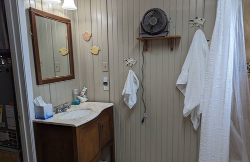 Negreet House | Private Rooms -Medical Staff/Professional/Fishing Pros? Sabine Riverfront!