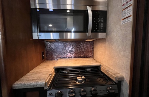 Alvadore House | Private RV Oasis- 5 Min - Eugene Airport - 15 Min - Autzen Stadium