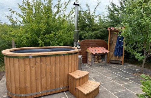 Redmile Apartment | Private Shepherds hut with Castle view