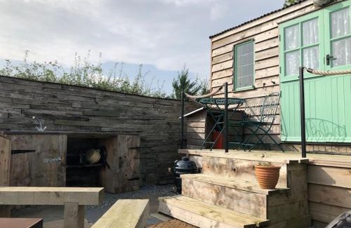 Redmile Apartment | Private Shepherds hut with Castle view