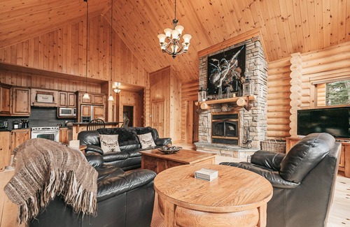 Fiddler Lake Resort Ski Chalet | Private Spa Experience, BBQ, and Game Room