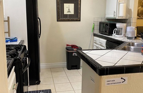 Whitney Ranch House | private space in a home with shared pool/spa & laundry room , minutes to LAS