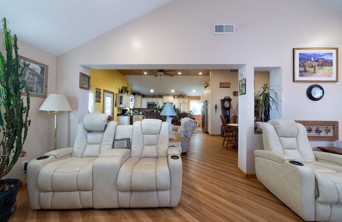 Cloverdale Cottage | Private spacious beach retreat on Wall Lake.