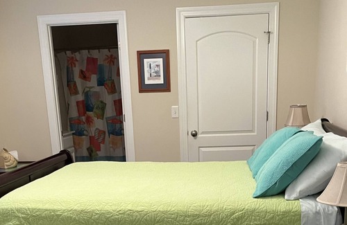 Tranquil Harbour Apartment | Private Spacious NE side 1 Bedroom Apartment-0.5 Mile Walk To Beach;