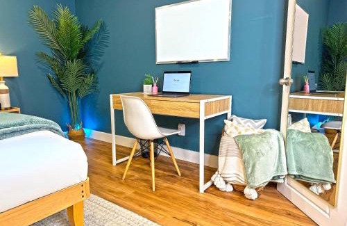 Williams Lake House | Private Studio - 5 Min to DT - Self Check-In - 75 Inch TV