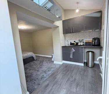 Huddersfield Apartment | Private Studio Retreat with WiFi & HD TV & Workspace