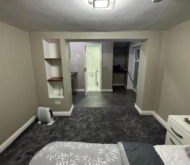 Huddersfield Apartment | Private Studio Retreat with WiFi & HD TV & Workspace