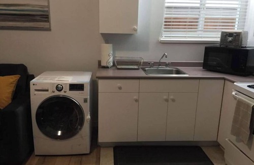 Sappertown Bed & Breakfast | Private Suite! Convenient location for Commuters, Essential Workers and Trades!