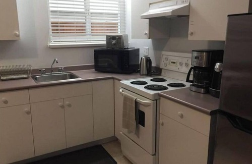 Sappertown Bed & Breakfast | Private Suite! Convenient location for Commuters, Essential Workers and Trades!