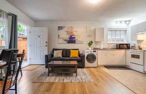 Sappertown Bed & Breakfast | Private Suite! Convenient location for Commuters, Essential Workers and Trades!