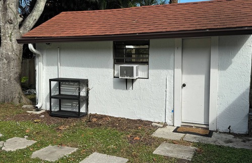 Melbourne Cottage | Private Tiny-Home, bath, mini kitchen, twinbed, desk, micro, FIT, MLB, 3m2 beach