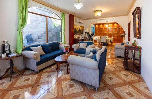 Puerto Baquerizo Moreno Apartment | Private Villa in San Cristóbal, 2 Rooms, 6 Beds, AC, WiFi, Kitchen, Washer & Dryer, 4 min from the airport - Tropical - Galápagos Home