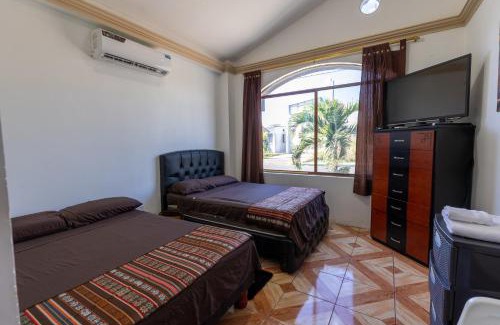 Puerto Baquerizo Moreno Apartment | Private Villa in San Cristóbal, 2 Rooms, 6 Beds, AC, WiFi, Kitchen, Washer & Dryer, 4 min from the airport - Tropical - Galápagos Home