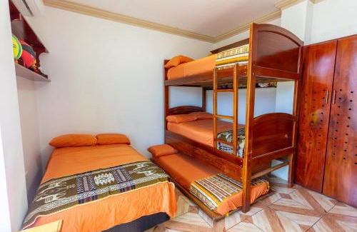 Puerto Baquerizo Moreno Apartment | Private Villa in San Cristóbal, 2 Rooms, 6 Beds, AC, WiFi, Kitchen, Washer & Dryer, 4 min from the airport - Tropical - Galápagos Home