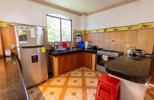 Puerto Baquerizo Moreno Apartment | Private Villa in San Cristóbal, 2 Rooms, 6 Beds, AC, WiFi, Kitchen, Washer & Dryer, 4 min from the airport - Tropical - Galápagos Home