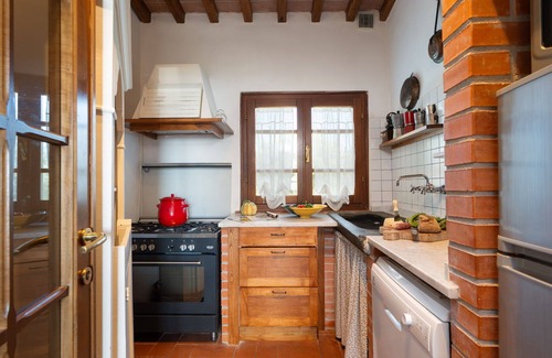 Pedona Villa | Private Villa with WIFI, private pool, TV, patio, pets allowed, panoramic view, close to Viareggio