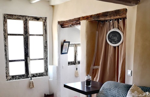 Cadenet House | privatized floor in village house, bedroom, sitting area, bathroom, WC