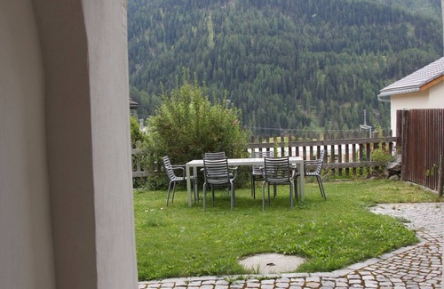 Ardez Apartment | Pro La Tour Pitschna: Modern 2.5-room flat in Ardez next to the historic residential tower from the 13th century.