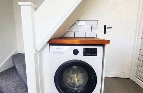 Halstead House | Professional 3 bed 1 bath house with private garden, free parking and WiFi
