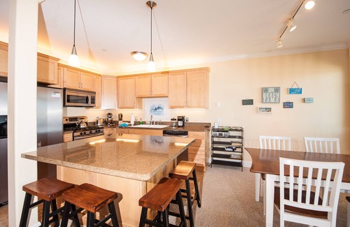 Lincoln City Condo | Promo! Second Floor Condo, Oceanfront, Private Hot Tub, Pool, and Free Wifi!