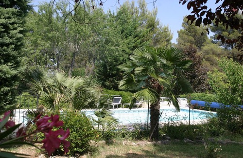 Mimet Cottage | Promotion -10% last minutes Gite in a property with trees and swimming pool.