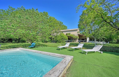 Le Thor House | Provencal house with swimming pool and large fenced garden