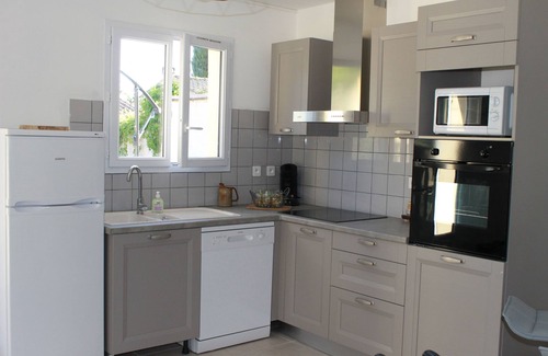 Aubignan Villa | Provencal villa for 6 to 8 people, private pool and beautiful Mediterranean garden