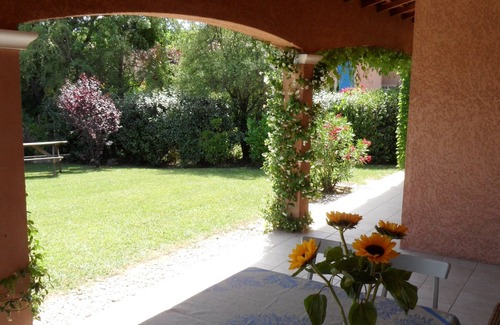Pierrevert Villa | Provencal villa & secluded garden in exclusive residence with use of large pool