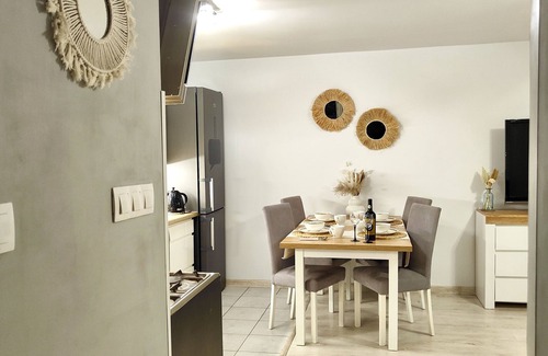 Jelenia Gora Condo | Przytulnie urządzone mieszkanie w klimatycznej kamienicy.