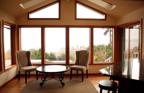 Rollingbay House | Puget Sound View Estate with sprawling yard and beach access