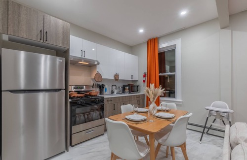 Upper Roseville Apartment | Pumpkin Premise by Airport. 5 beds+Sleeps 8! ✨Book 7 days, Get 20% OFF!✨