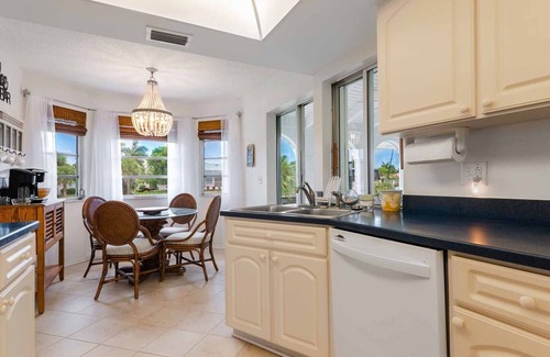 Punta Gorda House | Punta Gorda Isles Canal 2 bedroom Home- Sailboat Access! 15 foot dock!