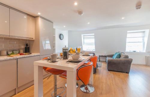 Plymouth Apartment | Pure B - Exceptional views of Tamar & Royal William Yard with Free Parking & Wifi