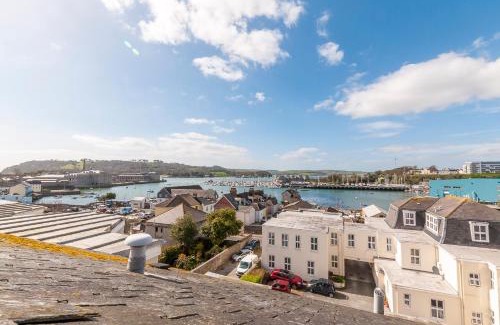 Plymouth Apartment | Pure B - Exceptional views of Tamar & Royal William Yard with Free Parking & Wifi