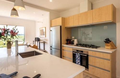 Surfdale House | PUTAKI BAY - TUI VILLA | Be My Guest